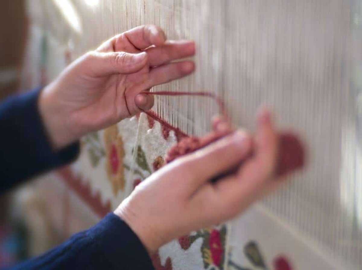 Expoziţia-atelier a meşterului Cristina Niculescu – Pe firul de borangic are loc la Muzeul Ţăranului Român