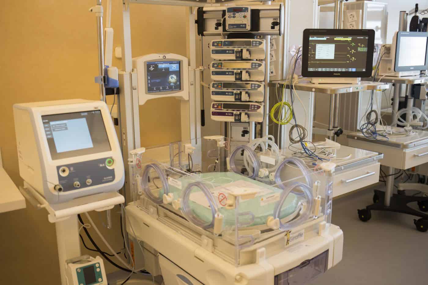 Secţia de neonatologie a Spitalului Drobeta-Turnu Severin primeşte un incubator performant şi un monitor de funcţii vitale