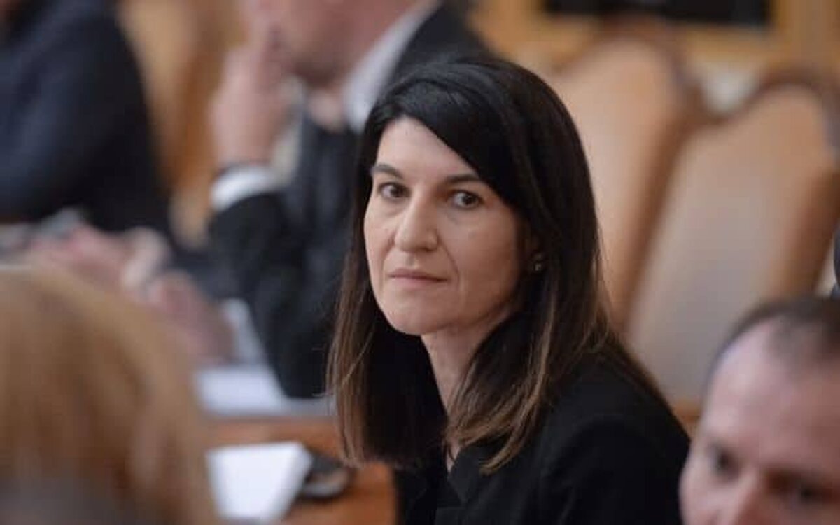 Violeta Alexandru ”nu este necesar ca cineva să fie angajat pentru a apăsa pe buton”.