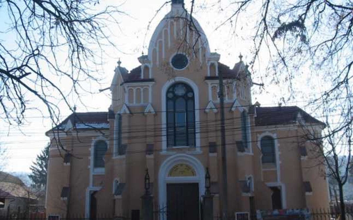 Bistriţa-Năsăud: Coroane de flori depuse la monumentele ridicate în memoria victimelor Holocaustului