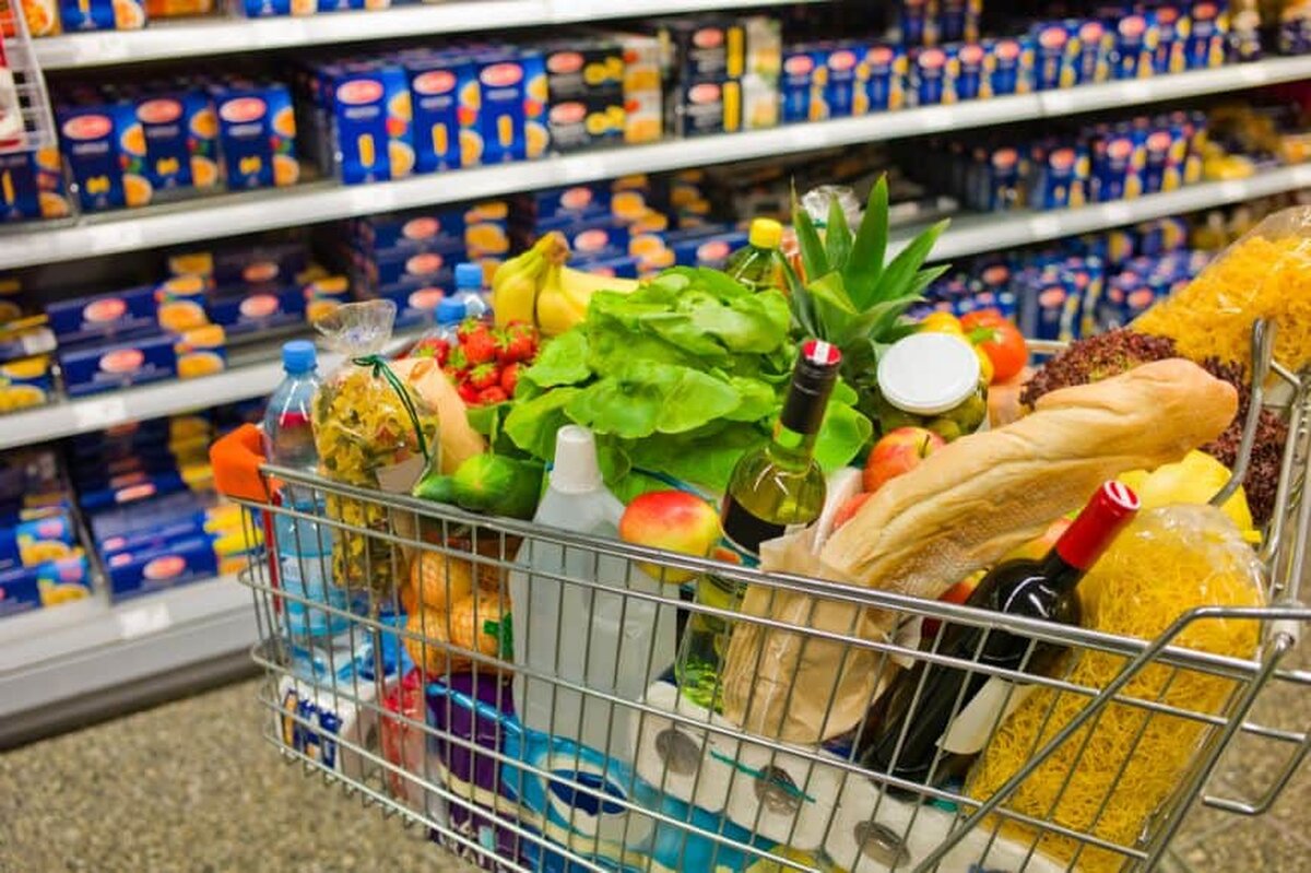 Românii au umplut coșurile supermarketurilor cu alimente, cu câteva zile înainte de Paște