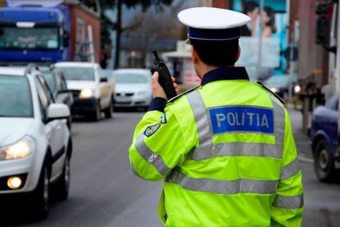 732808 1528052214 agenta de politie acrosata de o masina care ar fi incercat sa treaca pe rosu