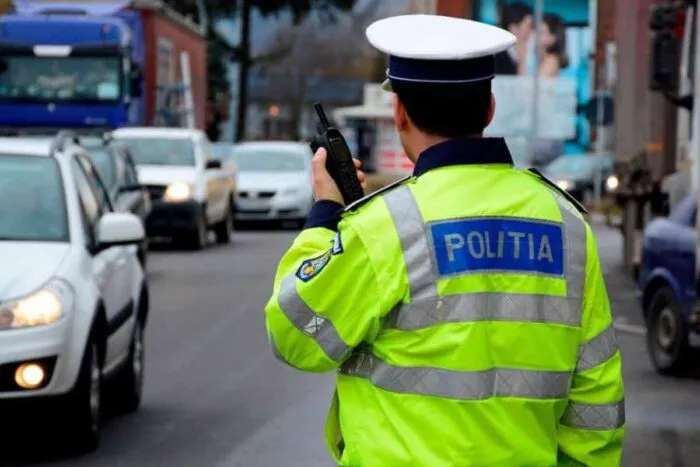 732808-1528052214-agenta-de-politie-acrosata-de-o-masina-care-ar-fi-incercat-sa-treaca-pe-rosu