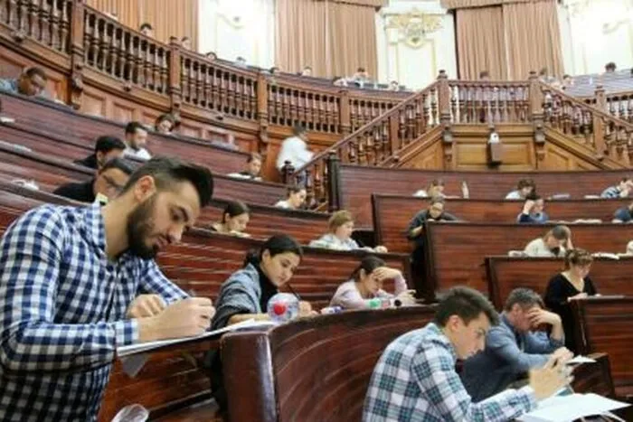 8-876-de-absolventi-ai-universitatilor-de-medicina-si-farmacie-vor-participa-duminica-la-concursul-de-intrare-in-rezidentiat-18688816