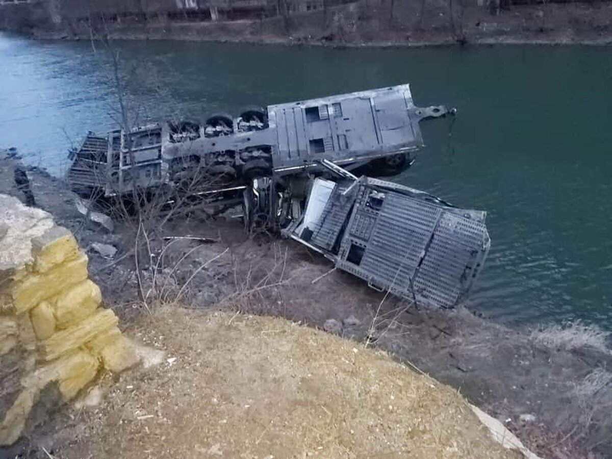 Două autovehicule  ar fi căzut de pe platforma unui tir în apă după un accident rutier in Olt