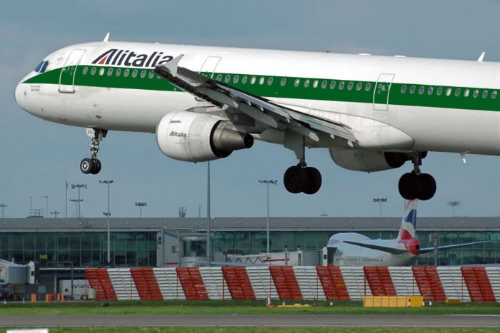 Alitalia Airbus A321 100
