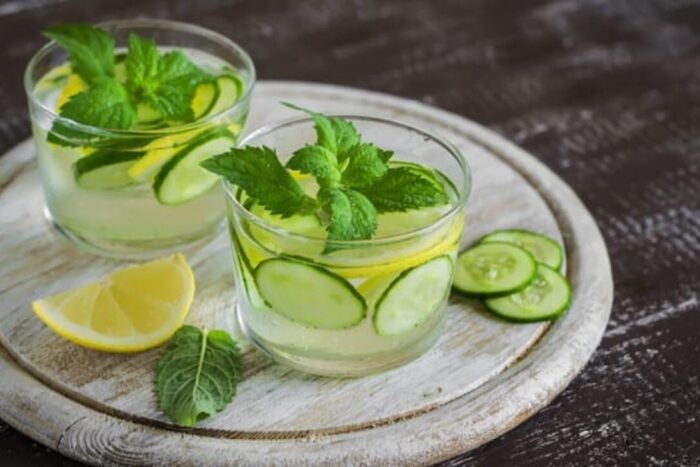 Pentru a ne putea reveni, după mesele de sărbători, este nevoie de un plan de detoxifiere complet Apa de castraveti cu lamaie si menta cel mai bun detox pentru piele si corp 660x400 1
