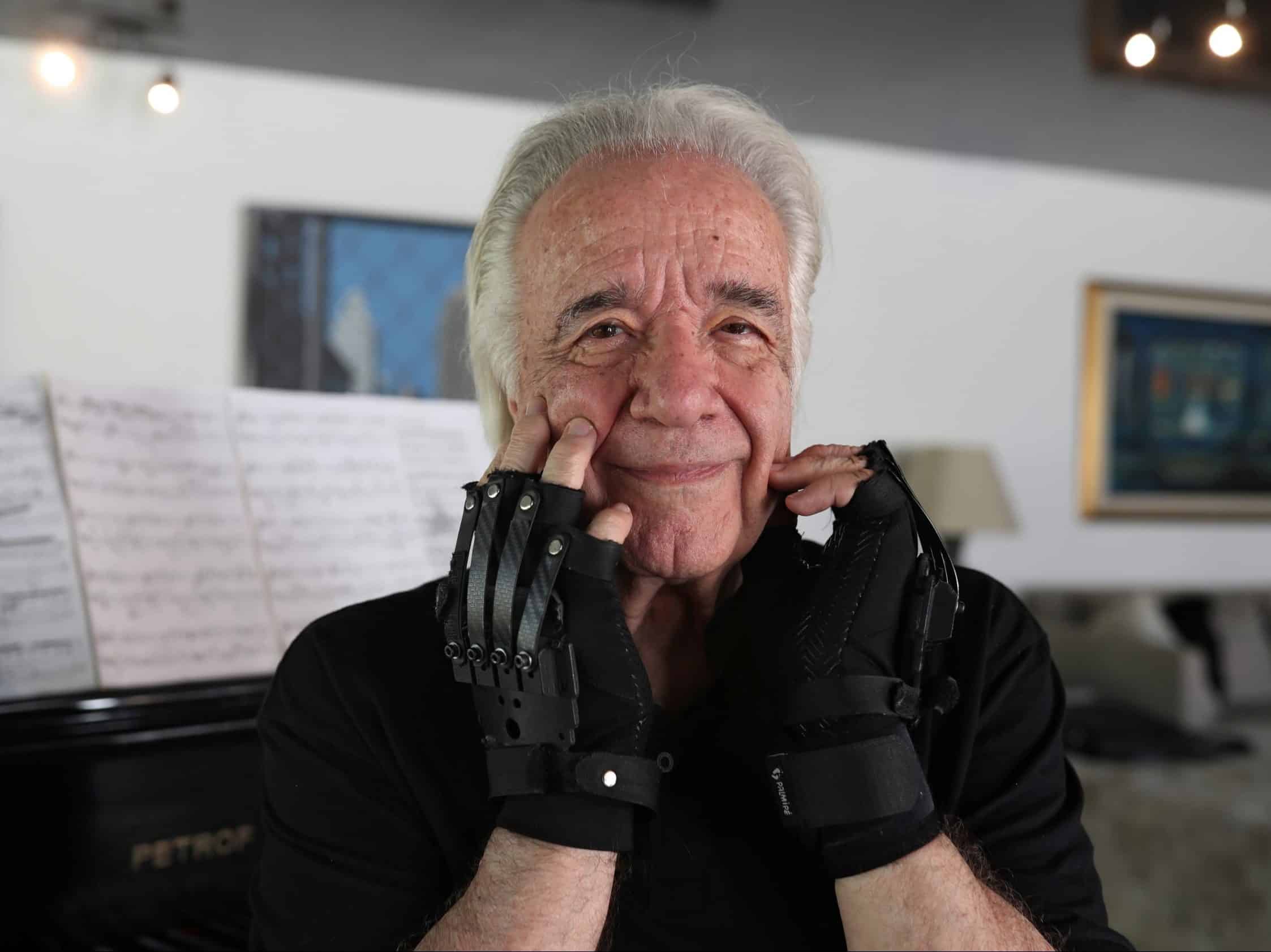 Un pianist brazilian care nu îşi mai putea folosi mâinile cântă cu ajutorul unor mănuşi bionice