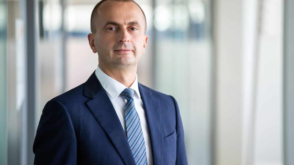 Călătoria către organizația digitală: de la tehnologie la schimbarea paradigmei culturale Bogdan Ion EY Romania