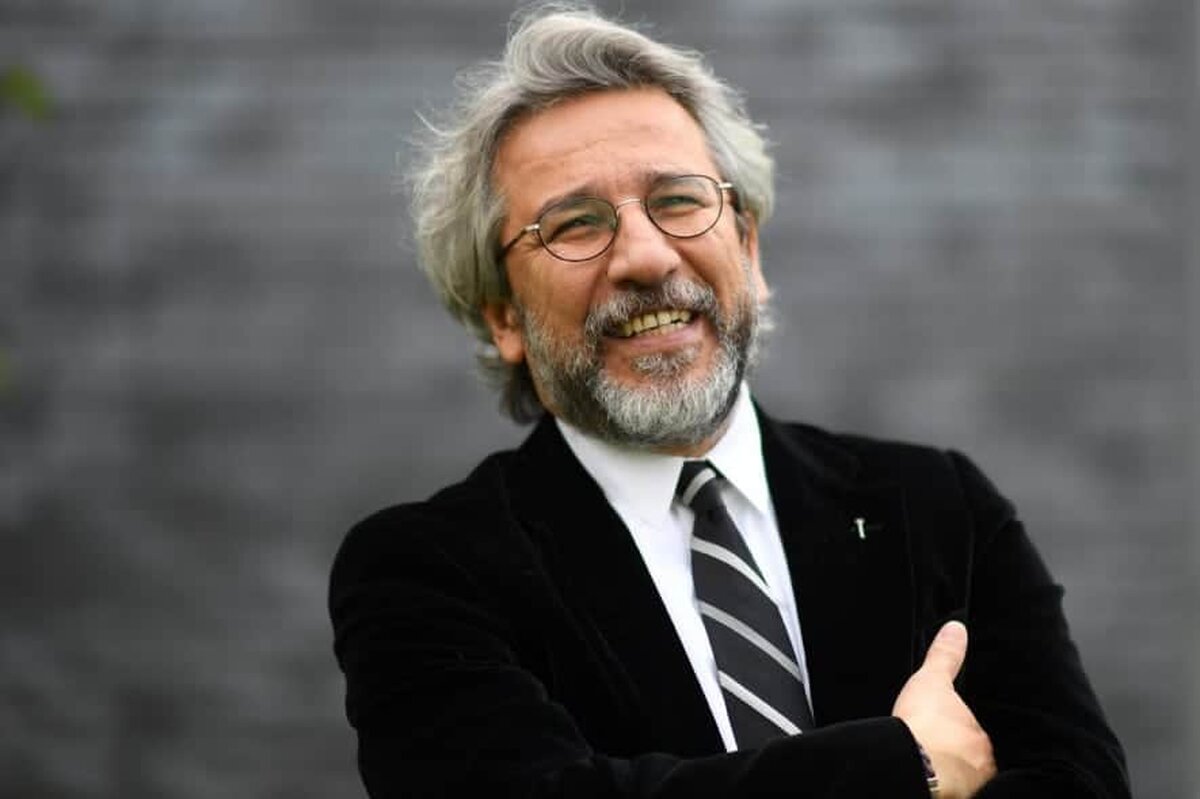 Jurnalistul de opoziţie turc Can Dundar, refugiat în Germania, a fost condamnat la peste 27 de ani de închisoare