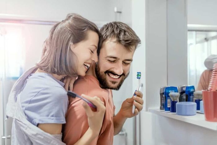 Sănătatea orală pierde din importanță în contextul unei îngrijorări tot mai mari privind sănătatea generală Colgate Change your toothbrush