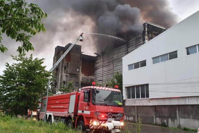 Măsurătorile nu au indicat creşteri sau depăşiri ale indicatorilor după incendiul de la Brazi Incendiu la un depozit deseuri din Prahova sursa ISU