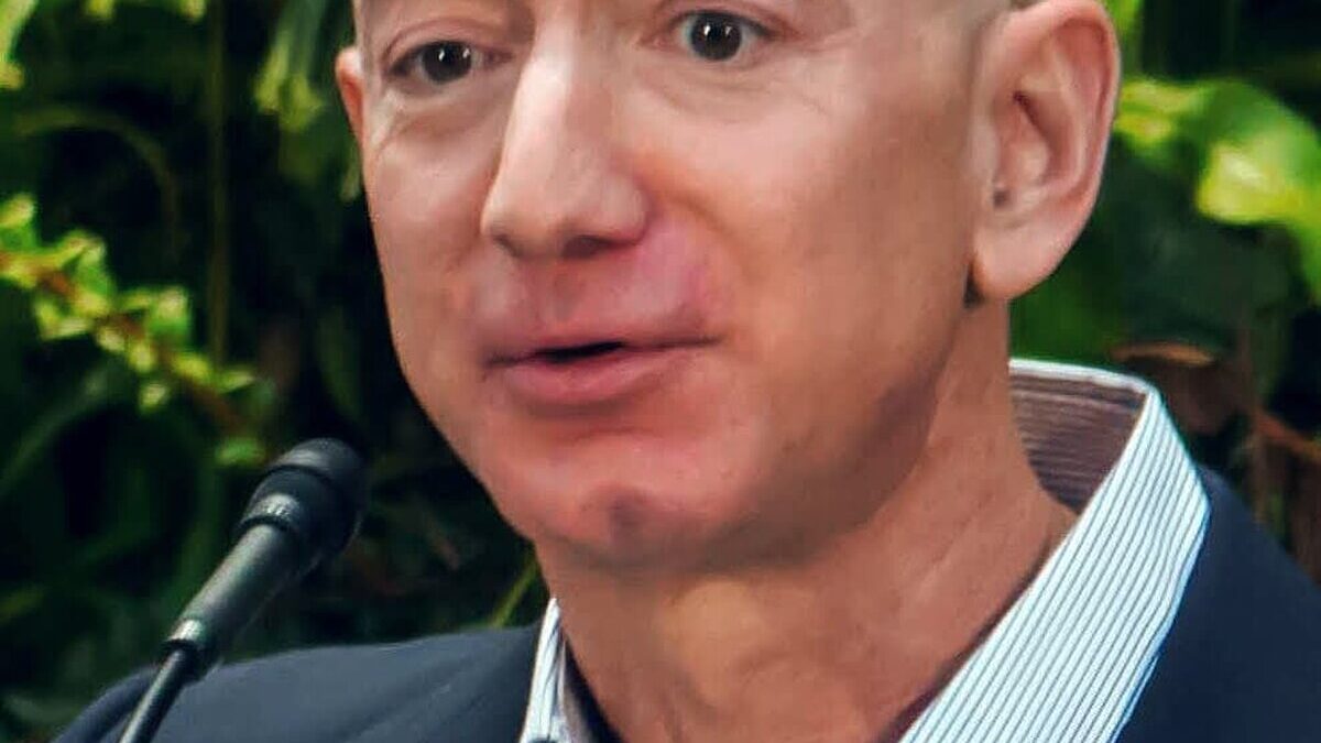 Jeff Bezos at Amazon Spheres Grand Opening in Seattle 2018 39074799225 cropped 1