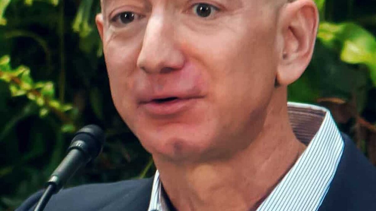 Jeff Bezos at Amazon Spheres Grand Opening in Seattle 2018 39074799225 cropped