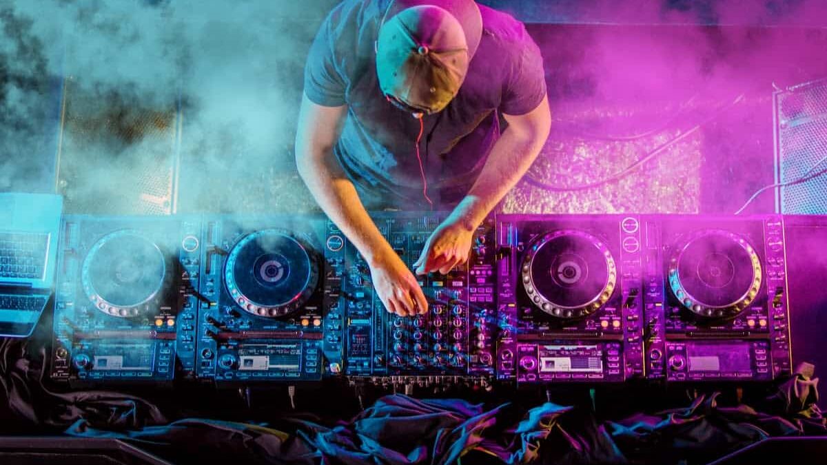 Muzica electronica informatii interesante si utile pentru melomani