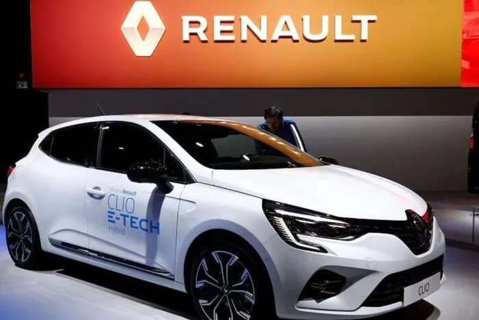 Renault-Clio-E-Tech-Hybrid-Bussels-show-rtrs-web