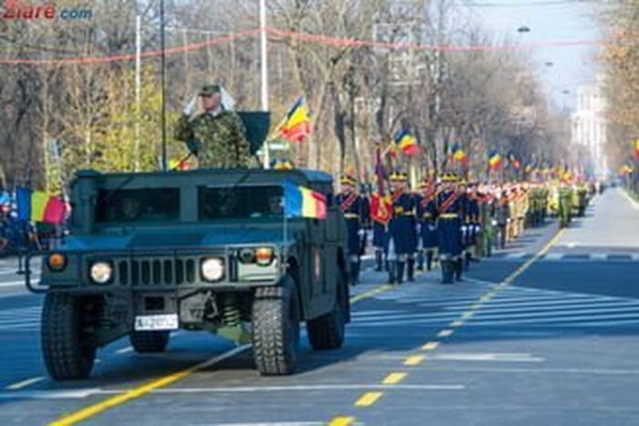 Marele mister al fasolei cu ciolan, mâncarea românilor de Ziua Națională Romanii au sarbatorit in strada Ziua Nationala Parade spectaculoase show aviatic la Bucuresti cozi la fasole cu carnati Foto video