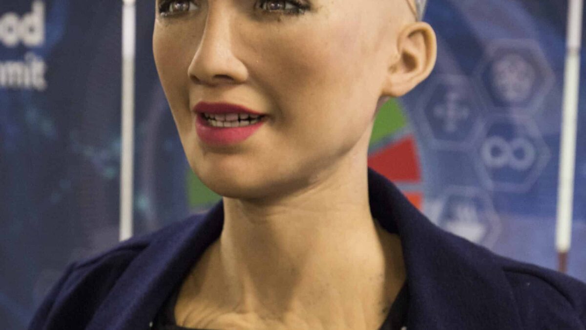 Care este raportul dintre angajati şi roboţi? Sophia at the AI for Good Global Summit 2018 27254369347 cropped scaled 1