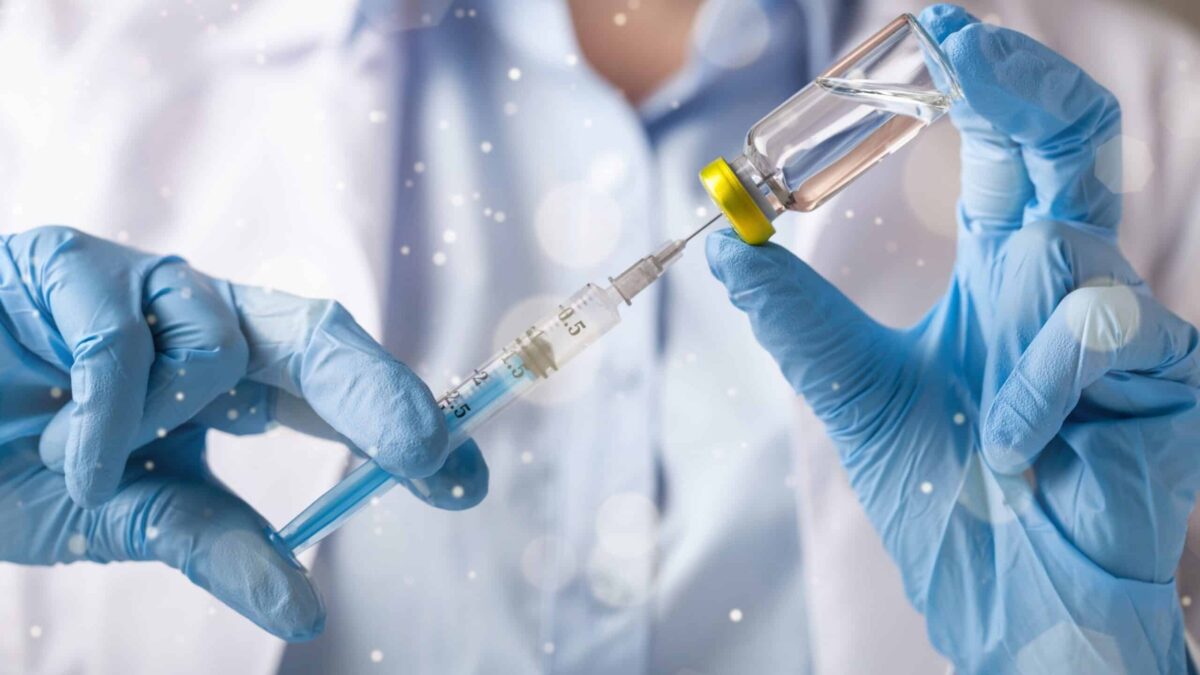 Marea Britanie aprobă vaccinul anti-COVID-19 produs de AstraZeneca/Oxford adobestock 284216925 scaled 1