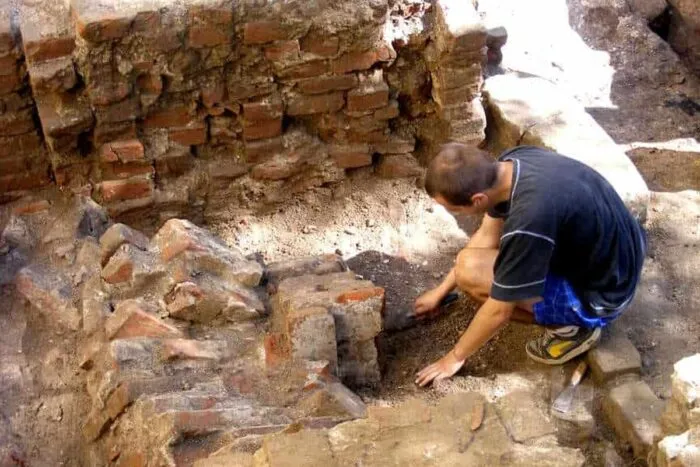 arheologi-sapaturi-curte-castel-huniade-4