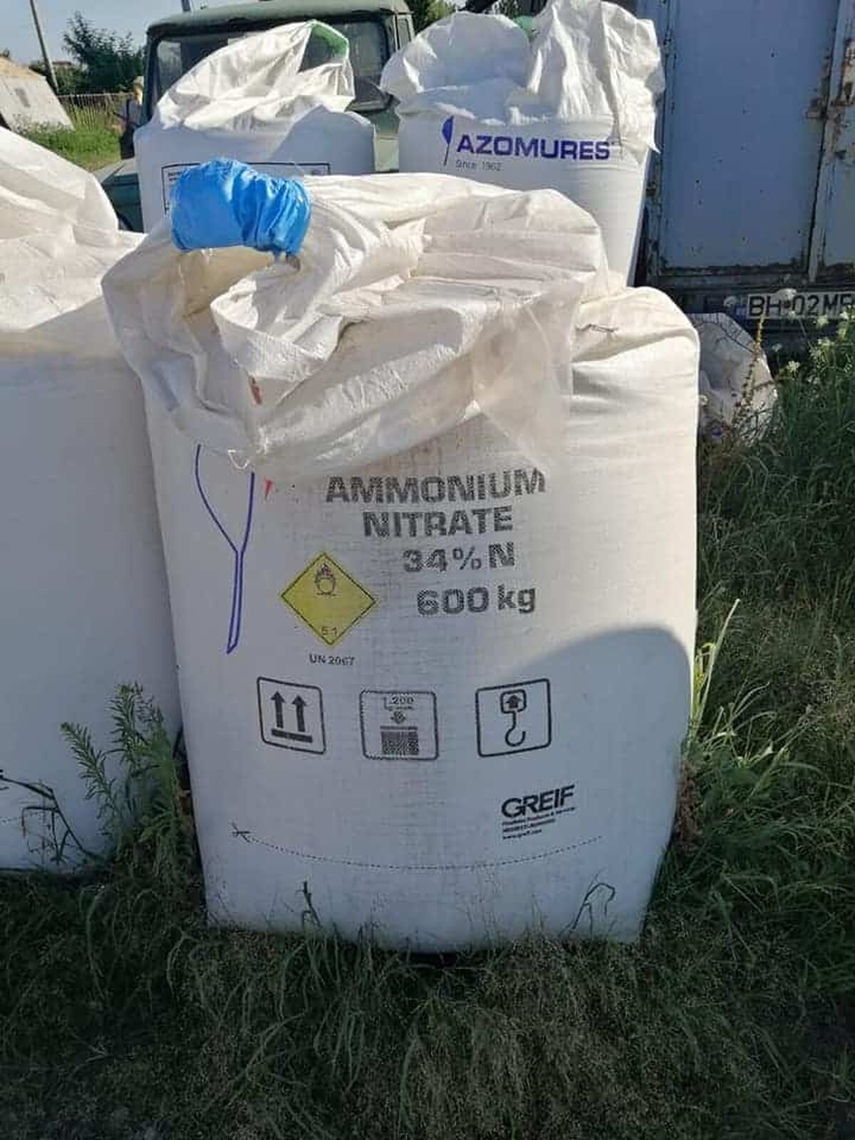 Aproximativ 30 de tone de azotat de amoniu sunt stocate necorespunzător într-un depozit din zona portului