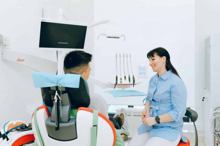 Cum să câștigi încrederea pacienților cu frică de stomatolog barbat la dentist