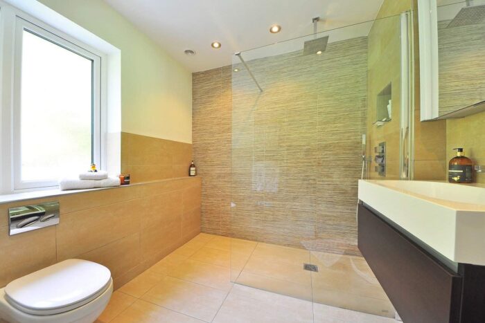Baie cu sistem modern de scurgere a apei menajere bathroom 1336165 1280