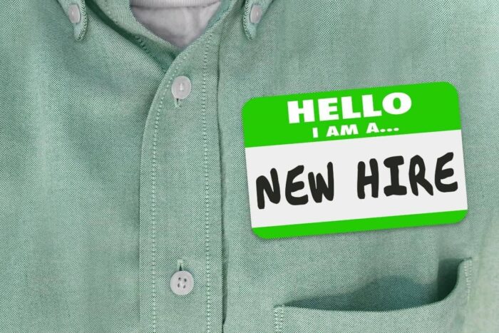 Cum simplifici procesul de onboarding în cadrul organizației tale cu ajutorul unui software de managementul resurselor umane? camasa