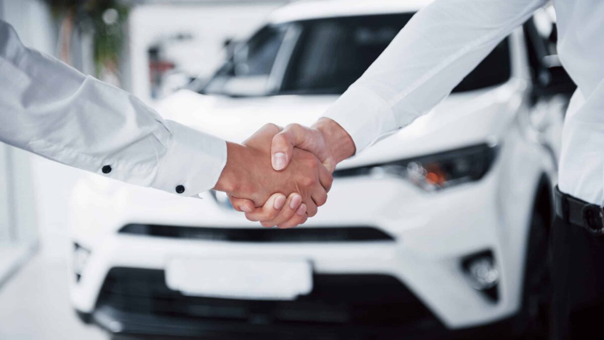 Care este kilometrajul mediu al unei mașini de 5 ani close up sales manager black suit selling car customer scaled 1