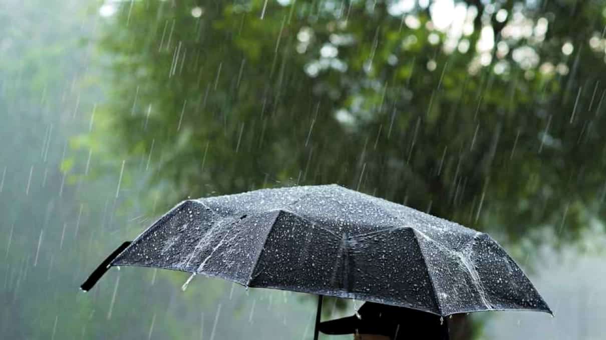 Vreme instabilă şi răcoroasă în Capitală unde temporar vor fi averse şi descărcări electrice