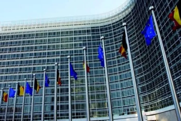 comisia-europeana-ameninta-romania-cu-procedura-de-infringement-daca-nu-modifica-proportia-de-51-produse-romanesti-la-raft-210659