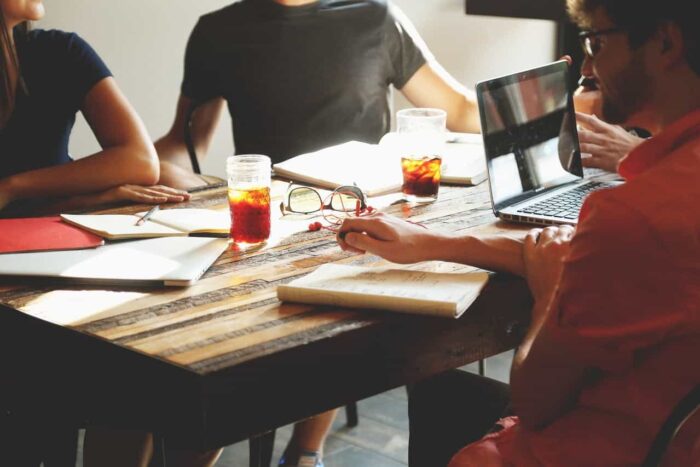 Tine pasul cu progresul industriilor si tehnologiilor – De ce sa te inscrii la un curs de management? curs management trainingurispecializate.ro