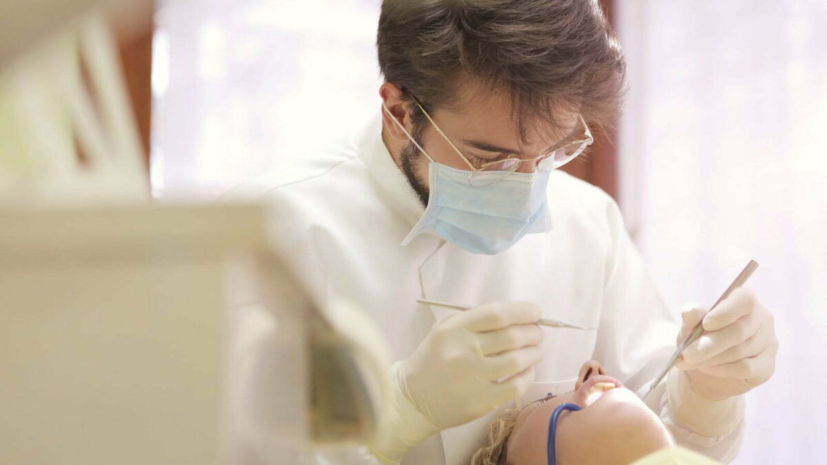 Riscurile și complicațiile unui implant dentar. Află de aici toate informațiile necesare pentru a știi la ce să fii atent dentist