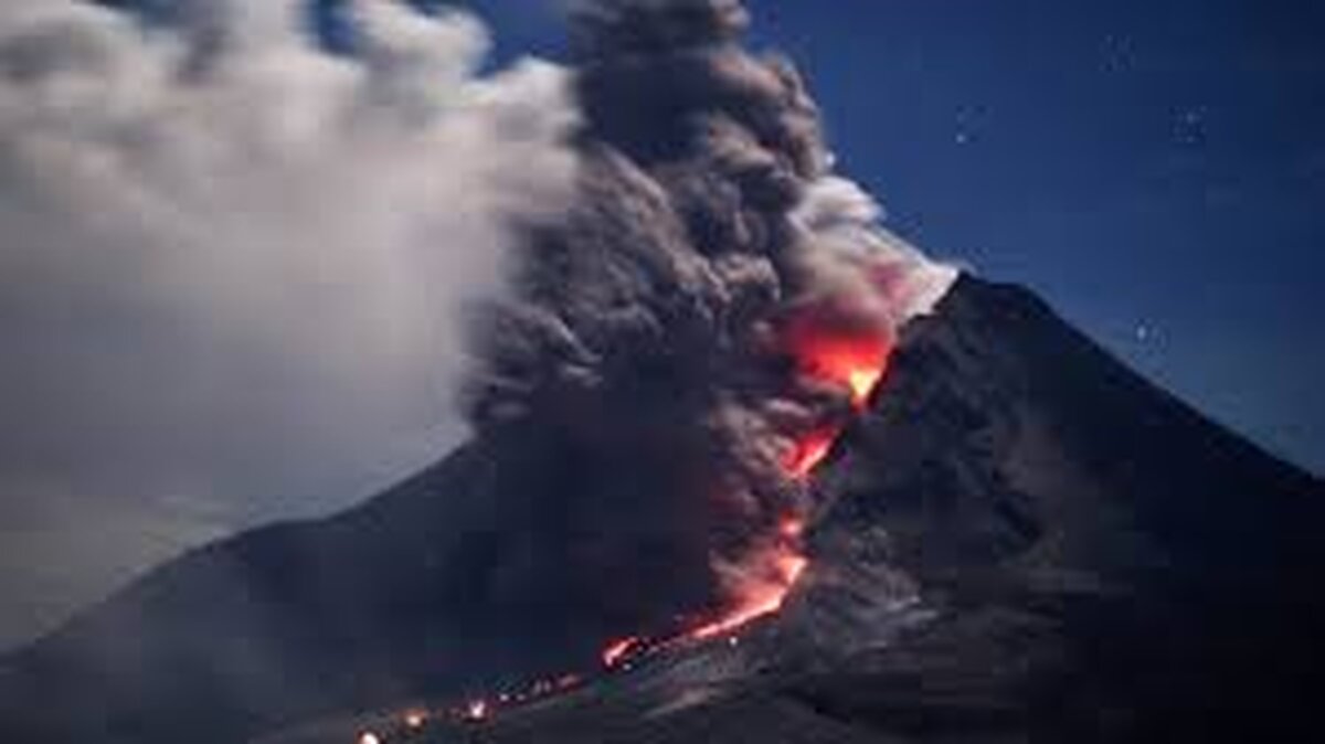 Vulcanul Sinabung, din indonezia, a erupt pentru a treia oară într-o săptămână