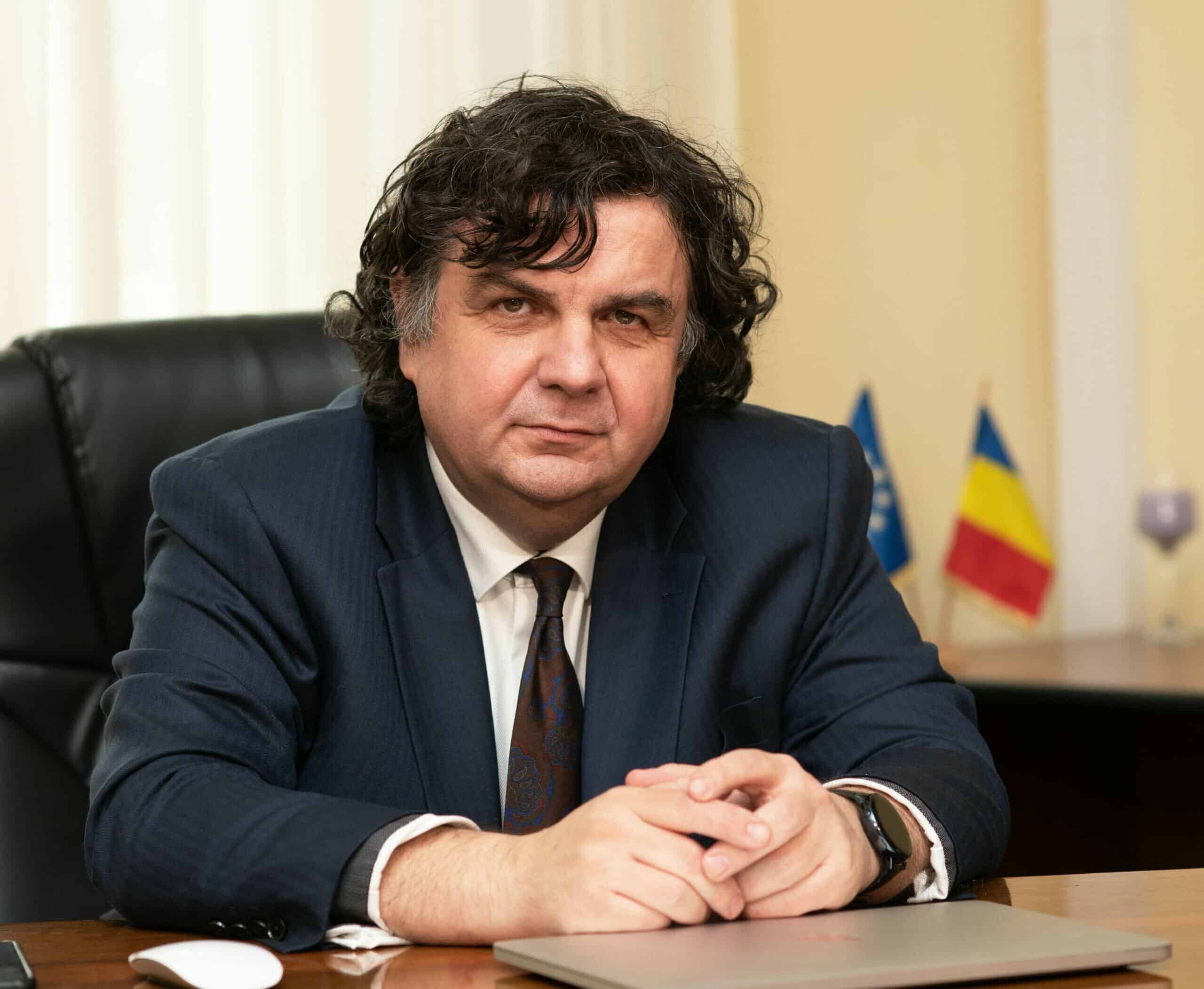 Universitatea Politehnica Timișoara acoperă deficitul de cadre didactice prin specialiști care provin din companii. În prezent absolvenții doresc să predea, în paralel cu un job în privat