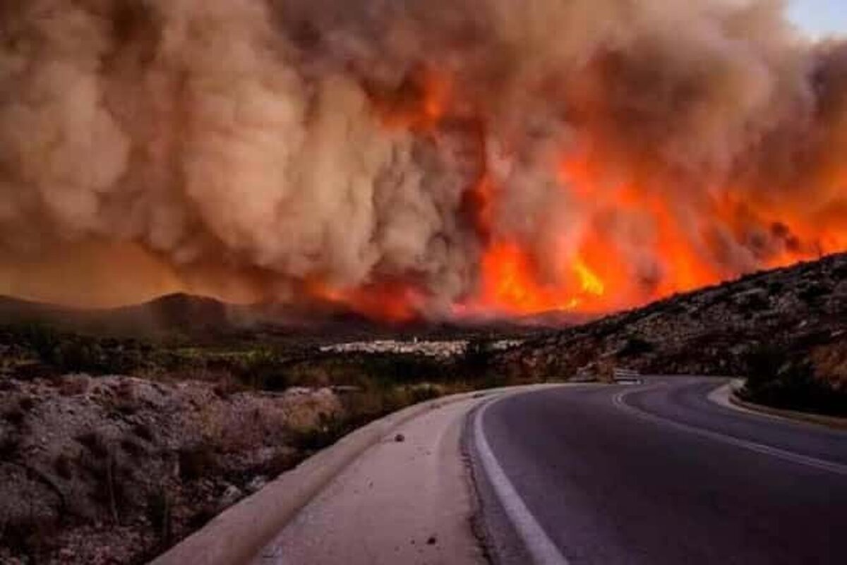 Sute de locuinţe din California evacuate în urma unui puternic incendiu de vegetaţie