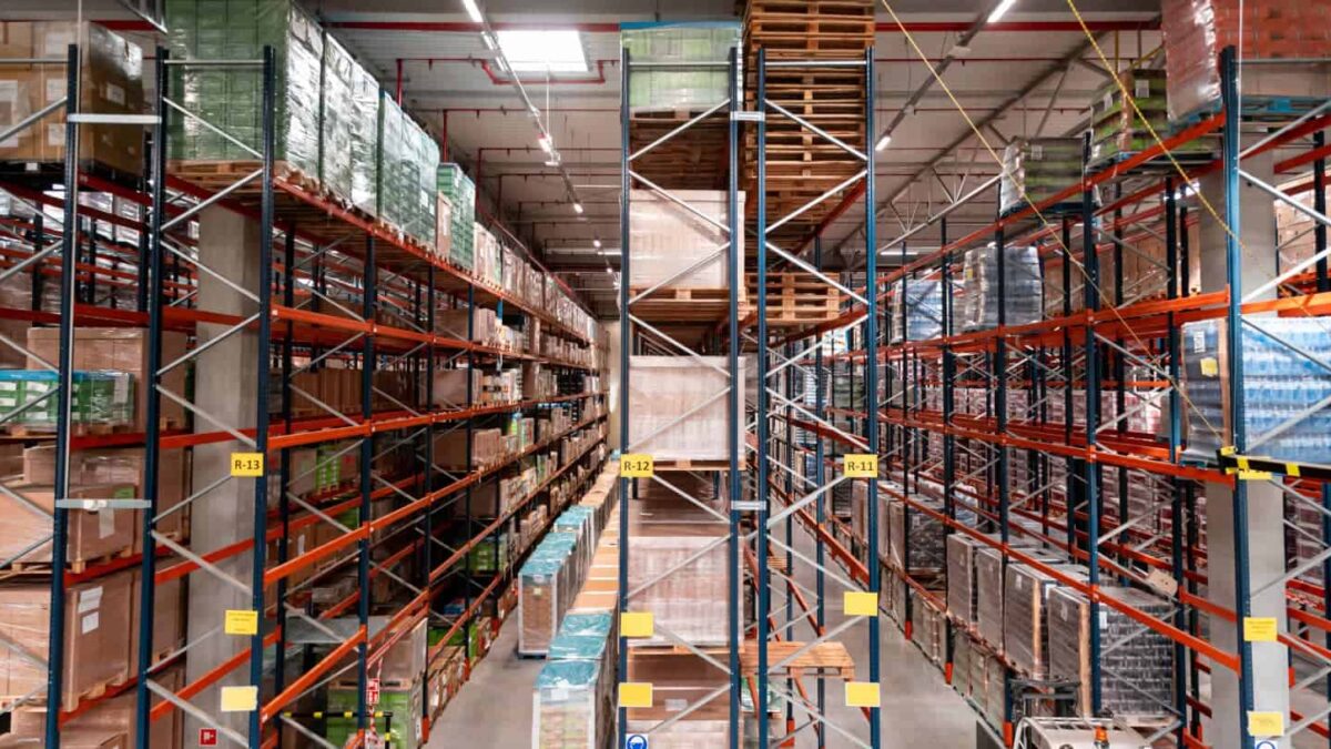 Rafturi metalice pentru depozite industriale huge distribution warehouse with high shelves zgfl4zj11