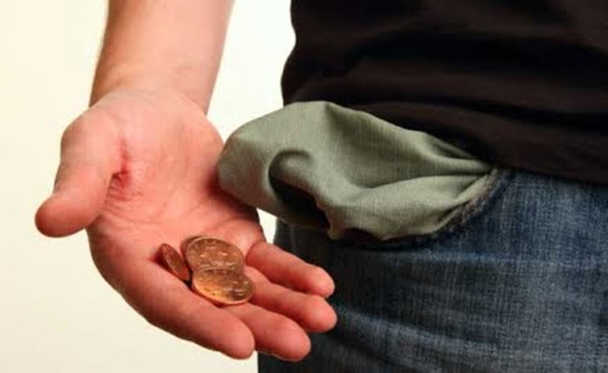 La cine apelează românii prima oară când rămân fără bani?