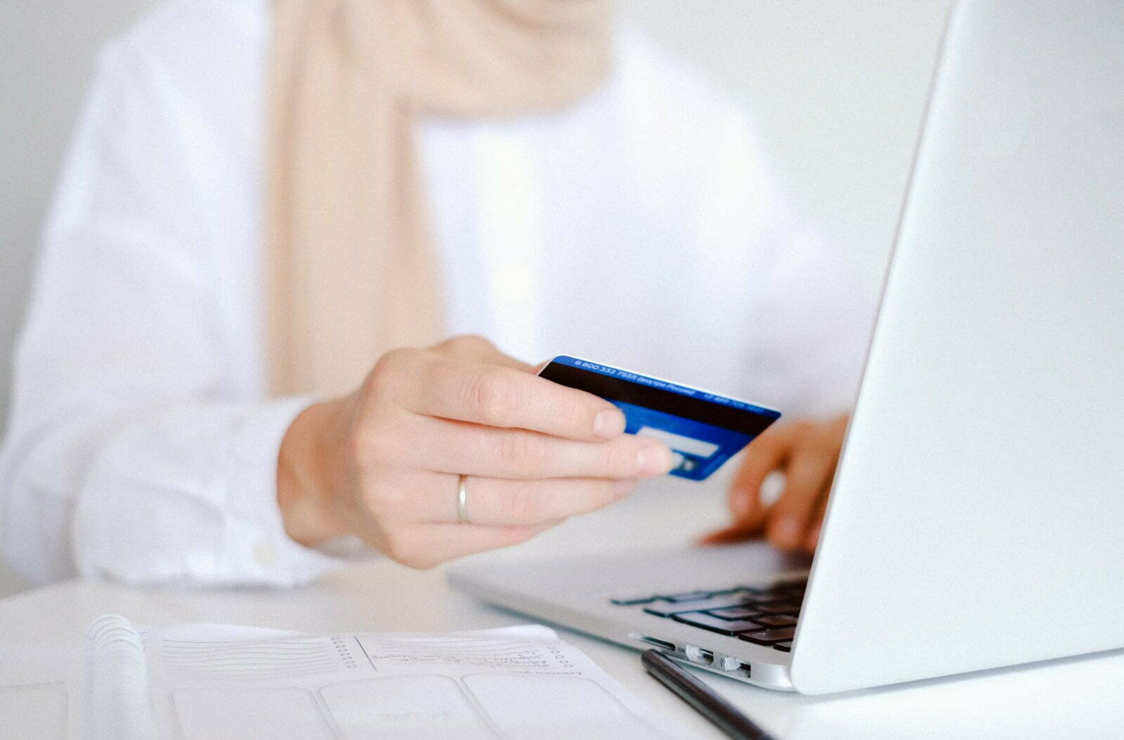 Cardul de credit – instrument pentru confortul tău financiar