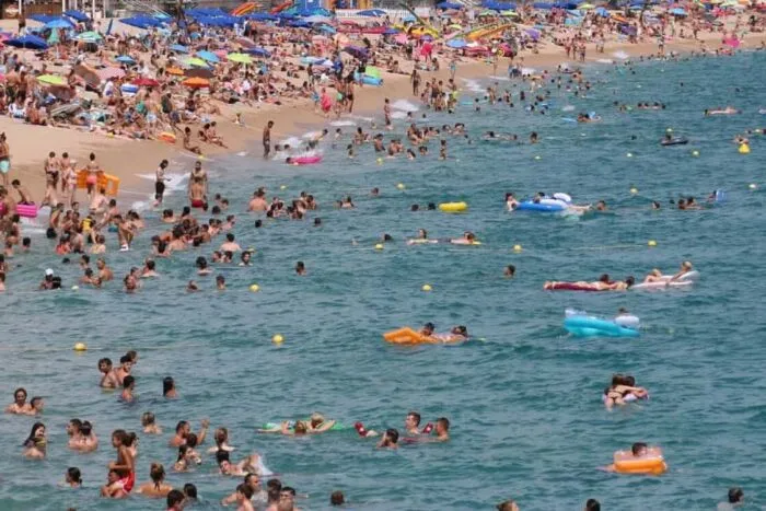litoral-aglomeratie-la-plaja-si-in-mare