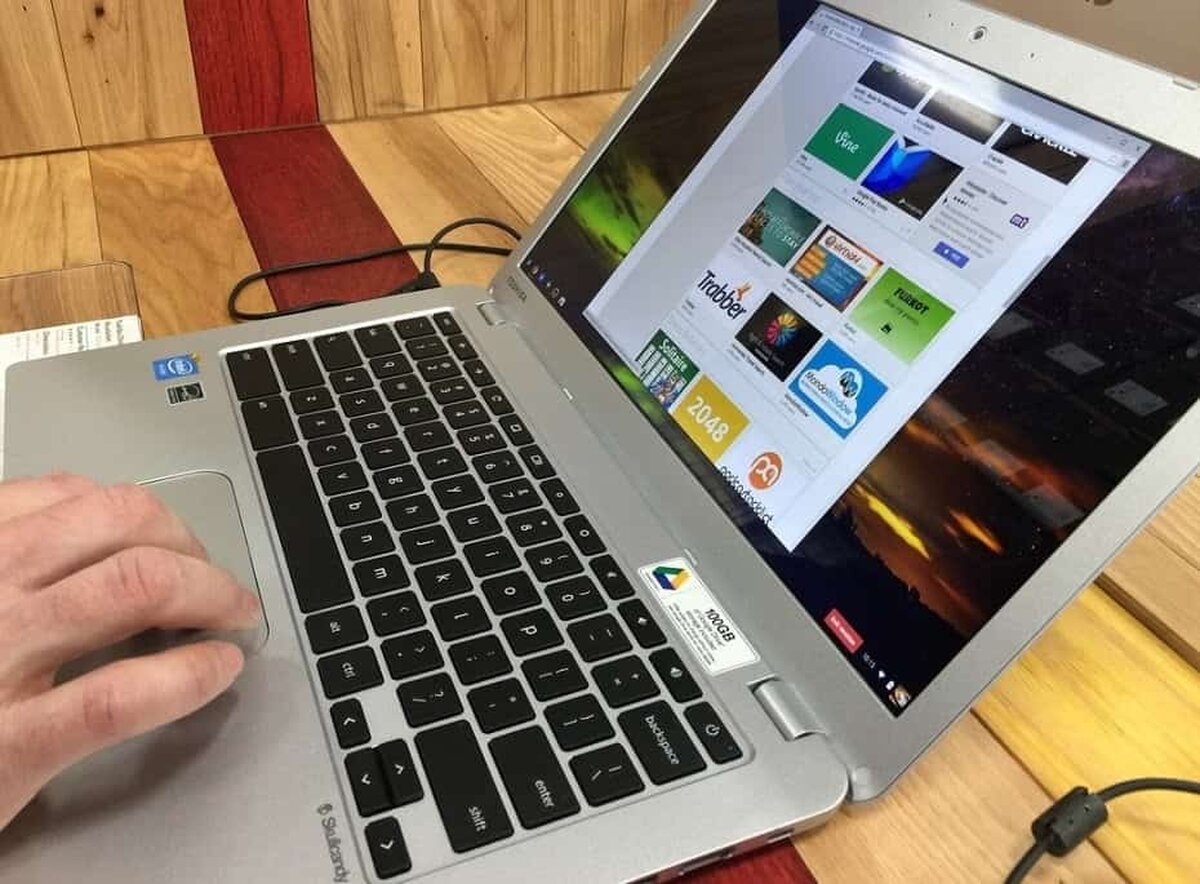Studiu – Mai mult de un sfert dintre copiii români petrec într-o zi de şcoală peste 6 ore online