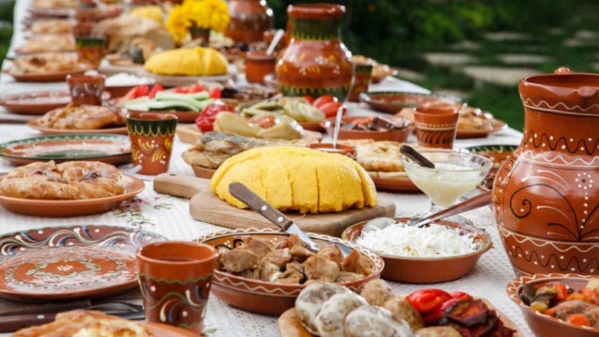 Care sunt tradițiile la care țin românii în noaptea dintre ani? masa traditionala de craciun 10395900 d98e70fe9d