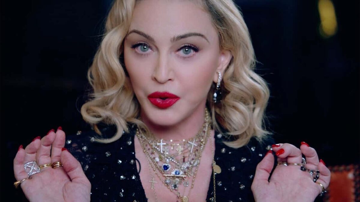 Madonna şi-a scandalizat fanii dezvăluind că foloseşte „urinoterapia” ca tratament de frumuseţe maxresdefault 2