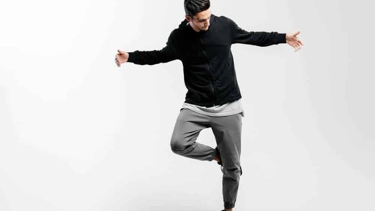 Stylish,Young,Dancer,Wearing,A,Black,Sweatshirt,And,Gray,Pants