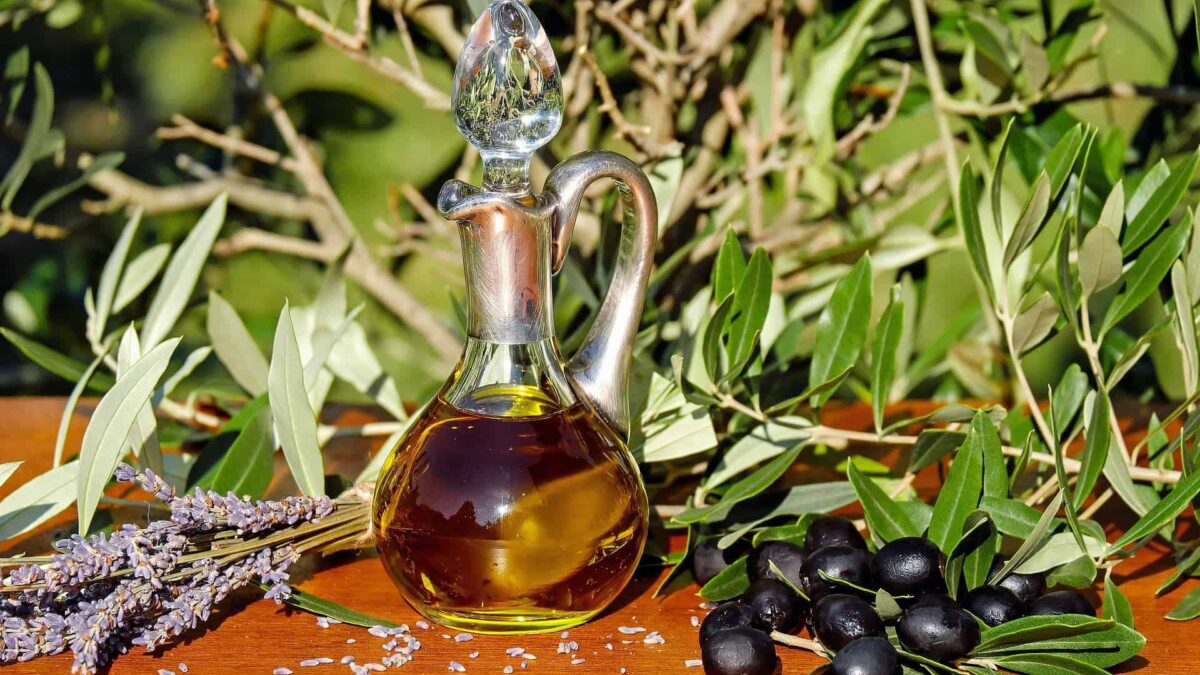 De ce e bine să folosim uleiurile vegetale olive oil 1596417 1920