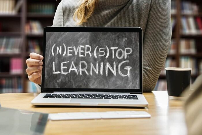 Cum sa faci bani pe net? Iata ce trebuie sa stii inainte de a deschide o afacere online online laptop