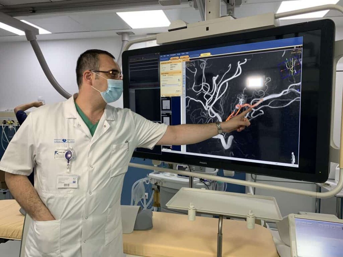 Intervenţie neurochirurgicală, în premieră, de îndepărtare a părţilor de nervi spinali