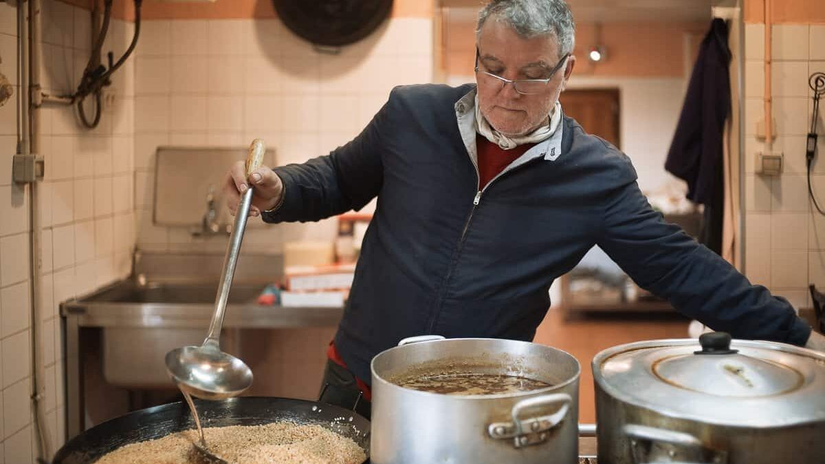 Ospătar în România, patron de restaurant în Spania ospatar