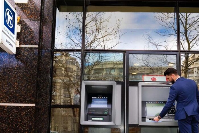 pag 5 alpha bank poza terminal ATM multifunctional