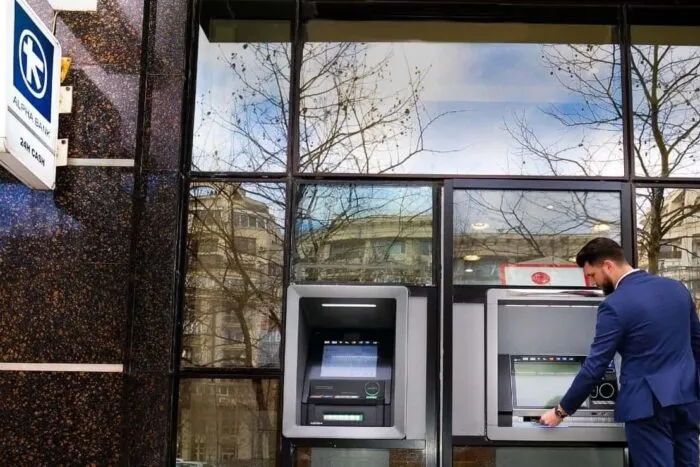 pag-5-alpha-bank-poza-terminal-ATM-multifunctional